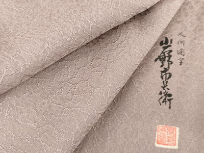 平和屋着物●人間国宝　岩野市兵衛　色無地　紋意匠　浅紫色　正絹　逸品　AABH3688cs
