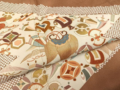 平和屋着物●創業460年・千總　色留袖　駒刺繍　花宝尽くし　金彩　正絹　逸品　AABH4176ph