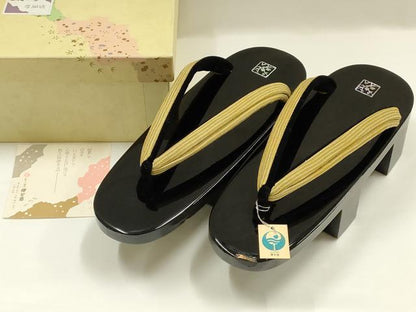 平和屋着物●和装小物　下駄　伊と忠　鼻緒:縞　枝梅　逸品　未使用　AABH4289ay