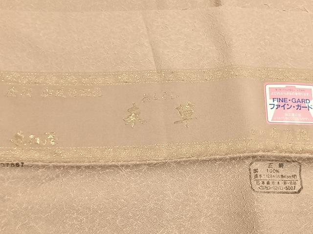 平和屋着物○上質な色無地 紋意匠 白橡色 反端付き