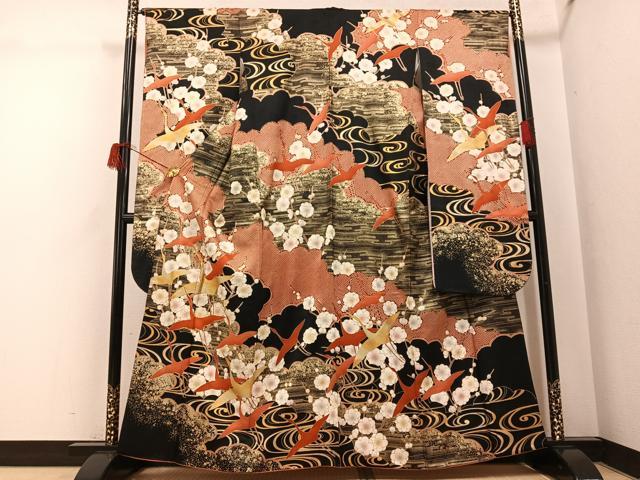 平和屋着物●豪華振袖　駒刺繍　群鶴梅文　黒地　金彩　正絹　逸品　AABH5347ph