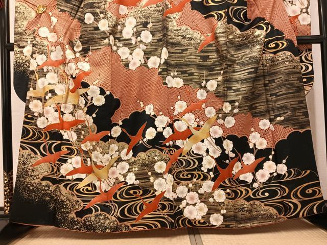 平和屋着物●豪華振袖　駒刺繍　群鶴梅文　黒地　金彩　正絹　逸品　AABH5347ph