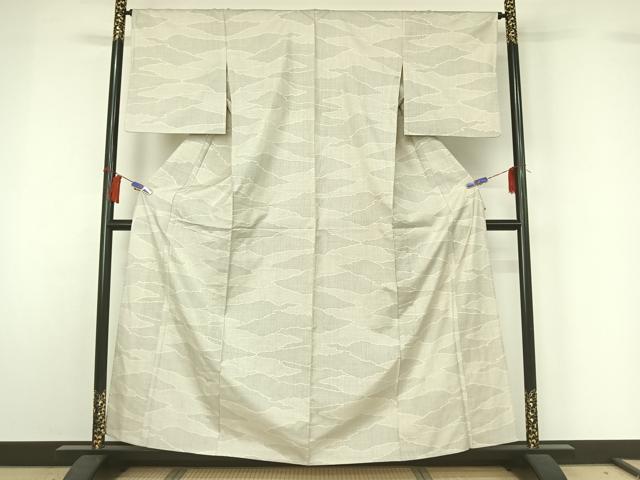 平和屋着物●本場大島紬　白大島　反物　着尺　120亀甲　花絵皿　逸品　未使用　DABC7135we 平和屋着物○本場大島紬 白大島 9マルキ 流水草花文 正絹 逸品 未使用