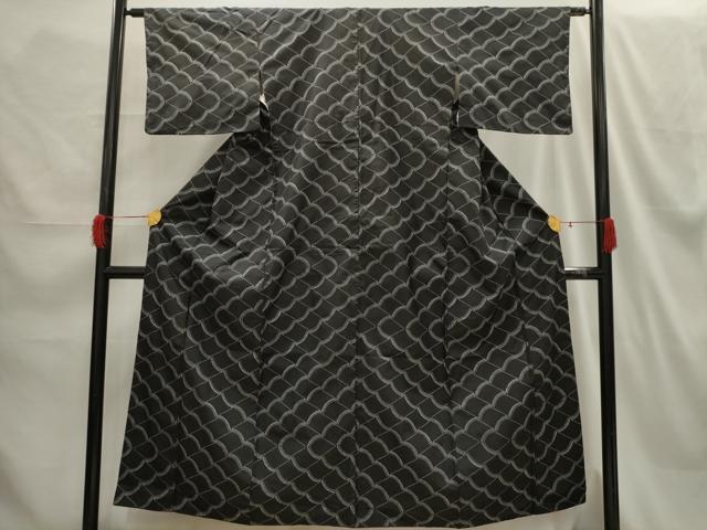 平和屋着物■本場大島紬　瓦文　黒地　正絹　逸品　AABH5949sx