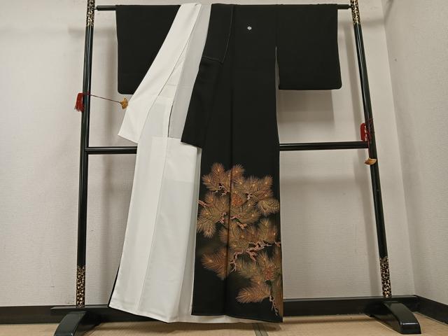 平和屋着物●京友禅作家　元橋宏太郎　黒留袖　手描き　刺繍　松　金彩　正絹　逸品　AABH6871ph