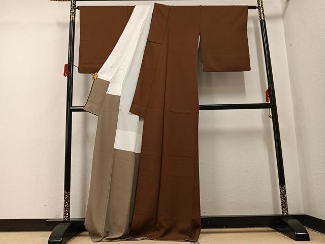 平和屋着物●染色作家　斉藤三才　色無地　花唐草地紋　渋紙色　反端付き　正絹　逸品　AABH6888ph
