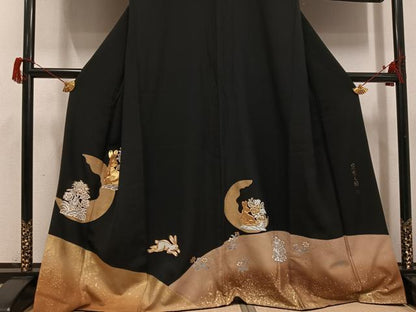 平和屋着物●豪華黒留袖　作家物　駒刺繍　花兎之図　金彩　正絹　逸品　未使用　AABH6908ph