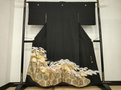 平和屋着物●世界的ファッションデザイナー 山本寛斎 kansaiブランド 黒留袖 駒刺繍 懸崖松唐花鏡図文 金彩 さが美扱い 逸品 AABH7025ck