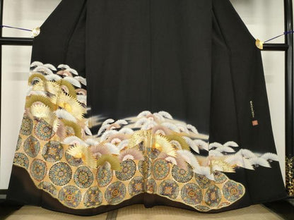 平和屋着物●世界的ファッションデザイナー 山本寛斎 kansaiブランド 黒留袖 駒刺繍 懸崖松唐花鏡図文 金彩 さが美扱い 逸品 AABH7025ck