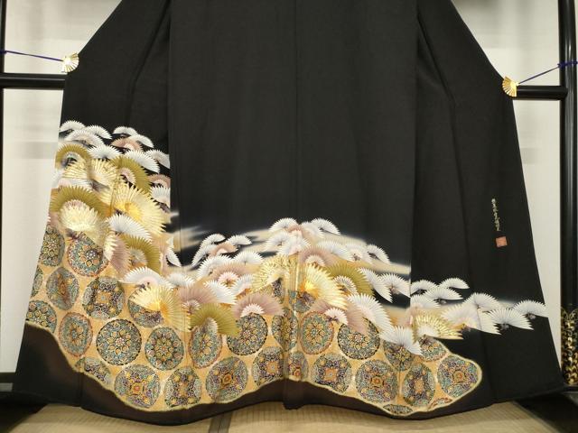 平和屋着物●世界的ファッションデザイナー 山本寛斎 kansaiブランド 黒留袖 駒刺繍 懸崖松唐花鏡図文 金彩 さが美扱い 逸品 AABH7025ck