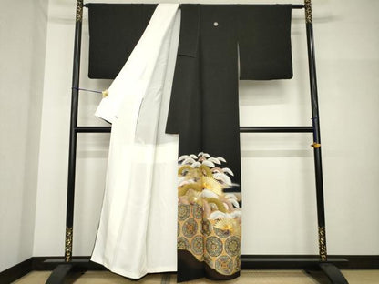 平和屋着物●世界的ファッションデザイナー 山本寛斎 kansaiブランド 黒留袖 駒刺繍 懸崖松唐花鏡図文 金彩 さが美扱い 逸品 AABH7025ck