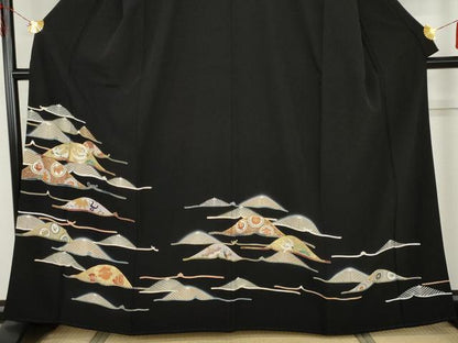 平和屋着物●創業460年・千總　黒留袖　駒刺繍　双鶴吉祥松文　金彩　正絹　逸品　AABH7139cs