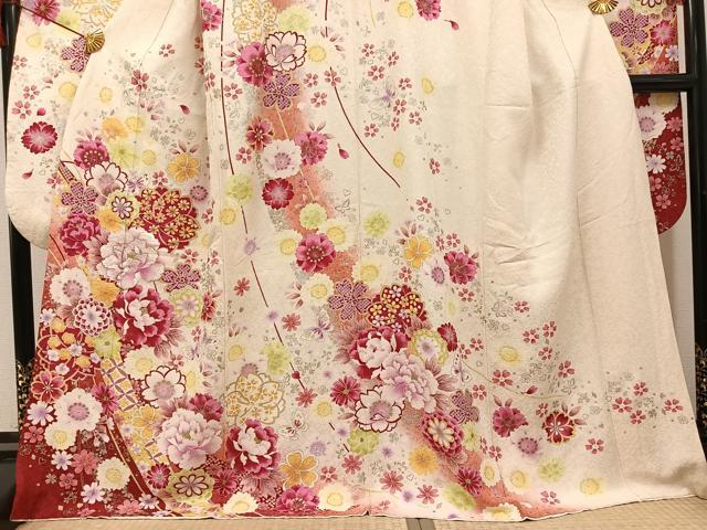 平和屋着物●豪華振袖　刺繍　花蝶文　銀彩　銀通し地　正絹　逸品　AABH8306ph