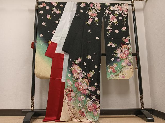平和屋着物●豪華振袖　花毬文　暈し染め　黒地　金彩　金通し地　正絹　逸品　AABH8307ph