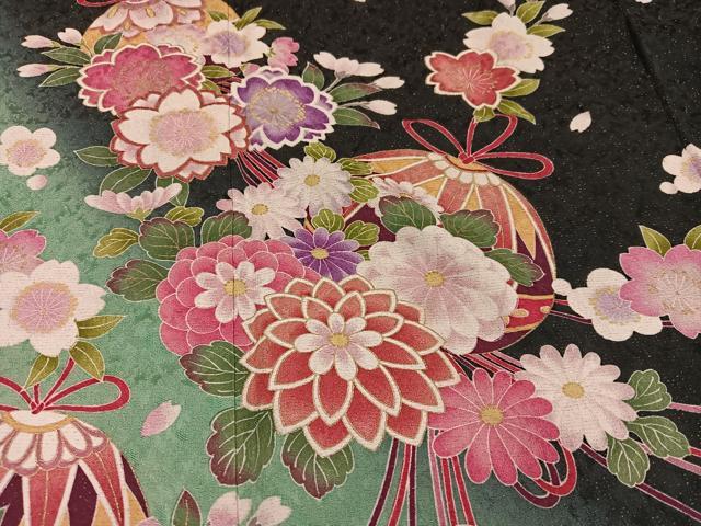 平和屋着物●豪華振袖　花毬文　暈し染め　黒地　金彩　金通し地　正絹　逸品　AABH8307ph