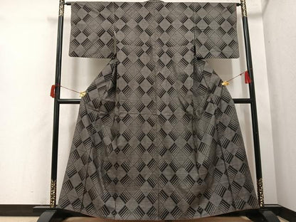 平和屋着物●本場大島紬　カタス9マルキ　幾何学文様　正絹　逸品　AABH8312ph