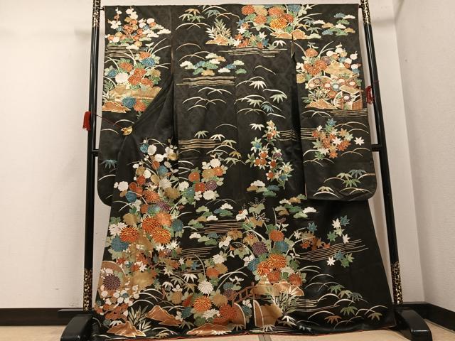 平和屋着物●豪華振袖　駒刺繍　風景草花文　黒地　金彩　正絹　逸品　AABH8332ph