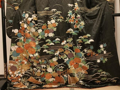 平和屋着物●豪華振袖　駒刺繍　風景草花文　黒地　金彩　正絹　逸品　AABH8332ph