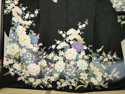 平和屋着物●豪華振袖　駒刺繍　草花文　暈し染め　黒地　金彩　正絹　逸品　AABH8436ck