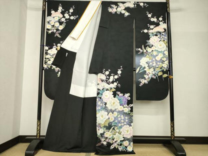 平和屋着物●豪華振袖　駒刺繍　草花文　暈し染め　黒地　金彩　正絹　逸品　AABH8436ck