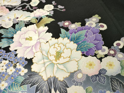 平和屋着物●豪華振袖　駒刺繍　草花文　暈し染め　黒地　金彩　正絹　逸品　AABH8436ck
