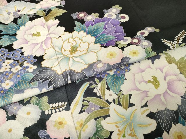 平和屋着物●豪華振袖　駒刺繍　草花文　暈し染め　黒地　金彩　正絹　逸品　AABH8436ck