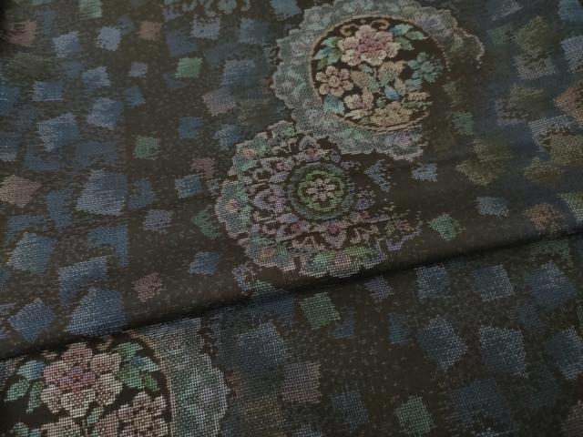 平和屋着物●都喜ヱ門　本場大島紬　カタス9マルキ　花絵皿文　黒地　藤絹織物謹製　正絹　逸品　AABH8832ck