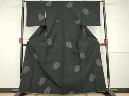 平和屋着物●結城紬　100亀甲　飛び亀甲　雪輪重ね文　黒地　正絹　逸品　未使用　AABH8915cs