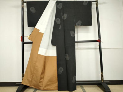 平和屋着物●結城紬　100亀甲　飛び亀甲　雪輪重ね文　黒地　正絹　逸品　未使用　AABH8915cs