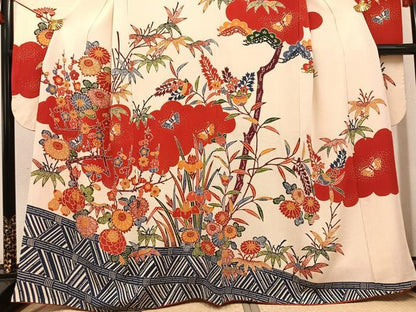 平和屋着物●和染紅型　栗山紅型　栗山吉三郎　振袖　花蝶文　鬼しぼ縮緬　正絹　逸品　AABH9759ph