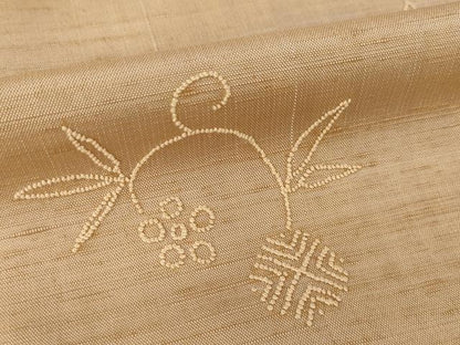 平和屋着物●絲藝苑　上島洋山　紬　中国三大刺繍　相良刺繍　舞花文　正絹　逸品　AABH9967ck