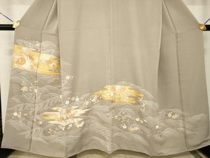 平和屋着物●創業460年・千總　色留袖　駒刺繍　立波草花文　金彩　正絹　逸品　AABH9986ck