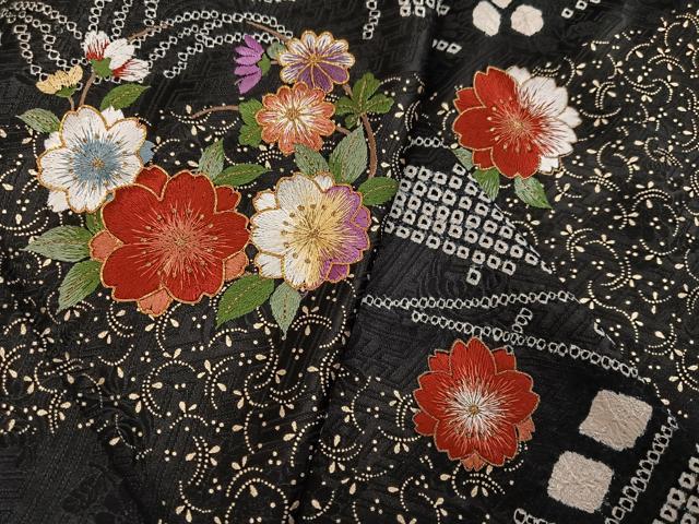 平和屋着物●豪華振袖・長襦袢(無双仕立て)セット　駒刺繍　絞り　花唐草文　黒地　金彩　正絹　逸品　AABI0587ph
