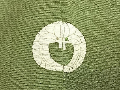 平和屋着物●上質な色無地　泥草木染　花蝶地紋　松葉色　反端付き　正絹　逸品　AABI1206fy