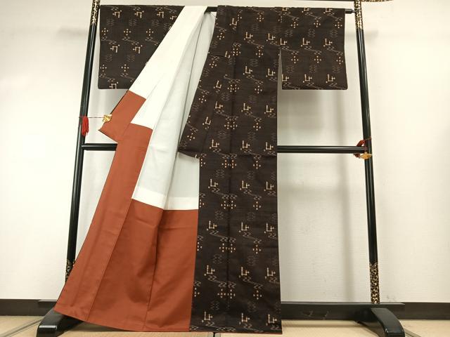 平和屋着物●国指定重要無形文化財　本場久米島紬　手織　琉球絣　正絹　逸品　AABI1267fy