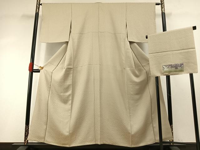 平和屋着物●上質な色無地　万雄彩　絞り　花尽くし地紋　練色　反端付き　正絹　逸品　AABI1441fy