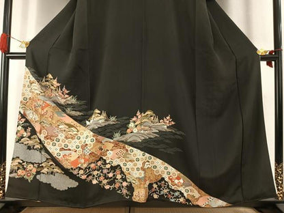 平和屋着物●豪華黒留袖　友禅　駒刺繍　風景地紙花文　金彩　正絹　逸品　AABI1982fy