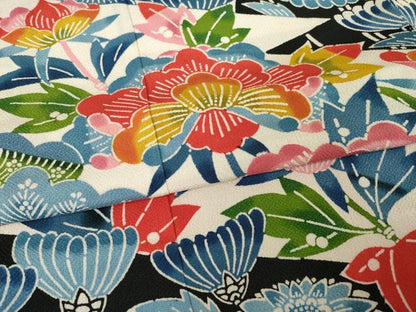 平和屋着物●豪華振袖　紅型　草花文　黒地　鬼しぼ縮緬　鈴乃屋扱い　正絹　逸品　AABI2477ck