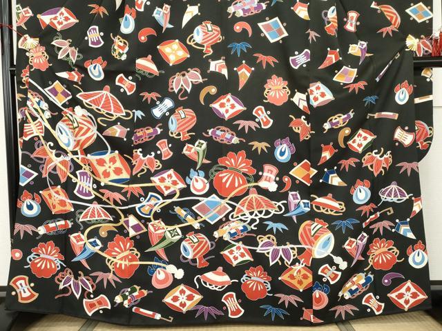 平和屋着物●豪華振袖　友禅　駒刺繍　吉祥宝尽くし　黒地　金彩　正絹　逸品　AABI2609cs