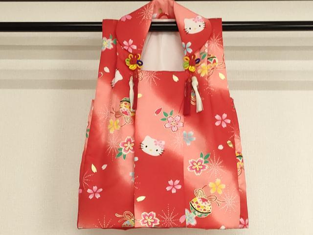 平和屋着物[]七五三　女の子　３歳　祝着　三つ身　被布セット　ハローキティ　鈴　桜　暈し染め　金彩　AABI2700ja