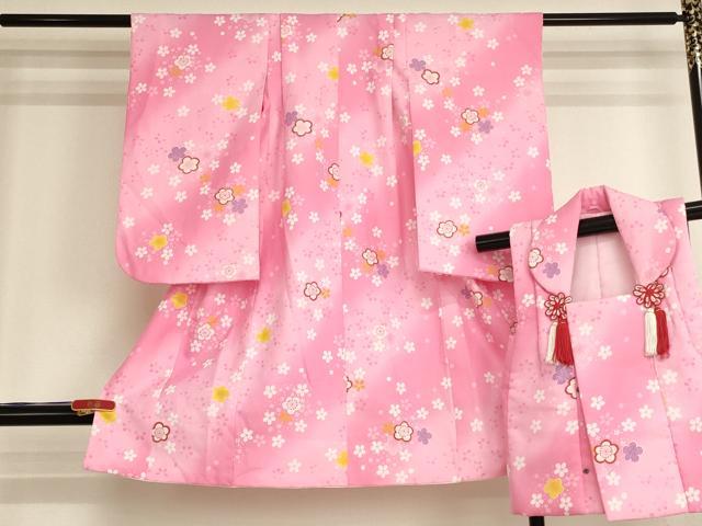 平和屋着物[]七五三　女の子　３歳　祝着　三つ身　被布セット　舞梅文　暈し染め　金彩　洗える着物　AABI2706ja