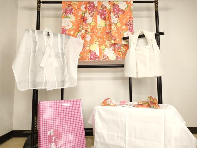 平和屋本店[]七五三 女の子 ３歳 祝着 三つ身 長襦袢（単衣）・被布・小物セット 雪輪花文 金彩 箱付き 未使用 AABI2817ja