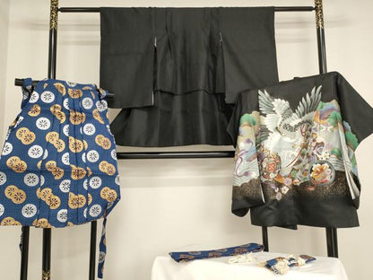 平和屋着物[]七五三 男の子 ５歳 祝着・羽織・行灯袴・小物セット 鷹 吉祥花文 黒地 金彩 AABI2859ja