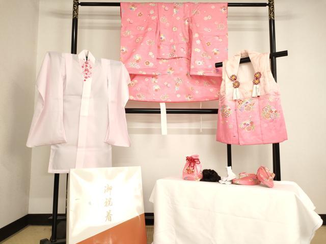 平和屋本店[]七五三　女の子　３歳　祝着　三つ身　長襦袢（単衣・半衿刺繍）・被布・小物セット　花丸文　金彩　箱付き　逸品　AABI2917ja