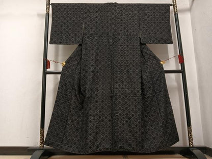 平和屋着物●結城ちぢみ　草花文　黒地　正絹　逸品　AABI3033ph