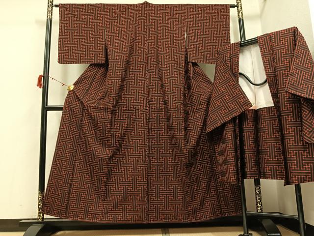 平和屋着物●本場大島紬　龍郷絣　秋名バラ　黒地　正絹　逸品　未使用　AABI3102ph