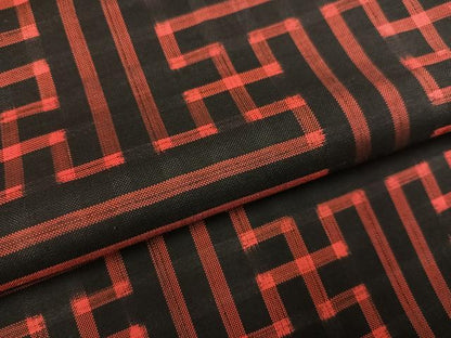 平和屋着物●本場大島紬　龍郷絣　秋名バラ　黒地　正絹　逸品　未使用　AABI3102ph