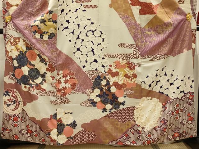 平和屋着物■紫綬褒章　巨匠『岩田専太郎』　振袖　駒刺繍　中国三大刺繍　相良刺繍　草花文　金彩　正絹　逸品　AABI4241sx