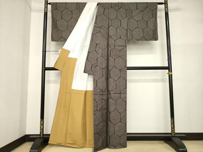 平和屋着物●本場大島紬　カタス9マルキ　亀甲文　正絹　逸品　AABI4455ck