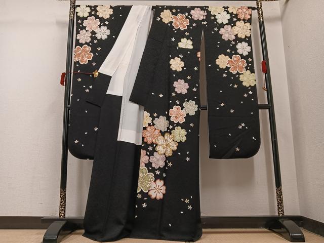 平和屋着物●豪華振袖　駒刺繍　夜桜　黒地　金彩　正絹　逸品　AABI4816ph